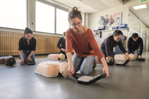 ESTES são todos os benefícios dos manequins de treino empilháveis Laerdal Little Anne